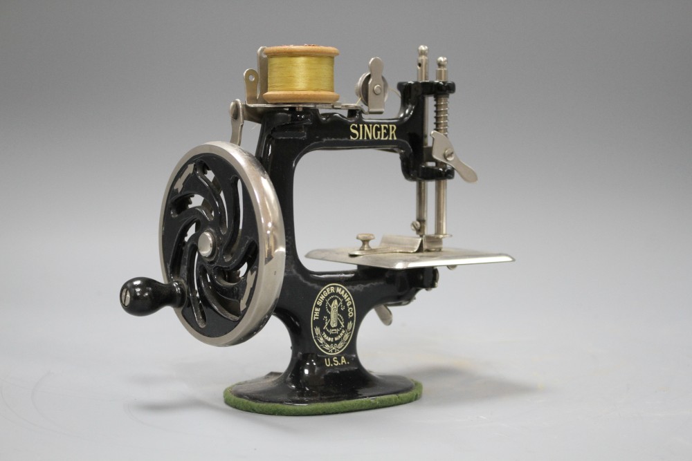 A miniature Singer sewing machine, height 16cm